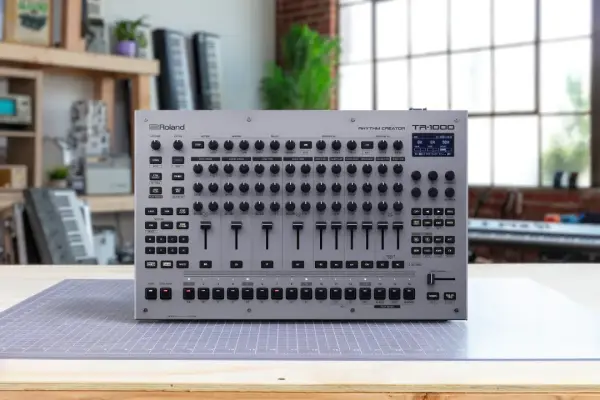 TR-1000 của Roland là máy trống analog đầu tiên của hãng sau hơn 40 năm
